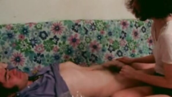 Kıvrımlı bayan yatak çarşaflarına yeni turk sex filmleri masaj yaptırıyor